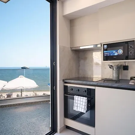 アパート Ristanis Blue Mare Beachfront Retreat ポロス