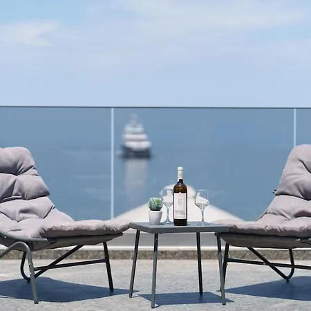 Ristanis Blue Mare Beachfront Retreat アパート